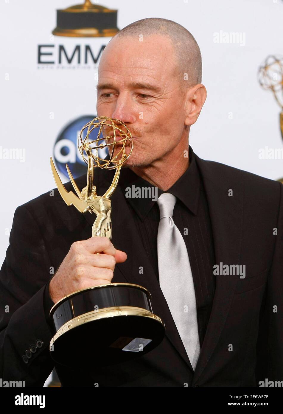 Actor Bryan Cranston kisses his award for outstanding lead actor in a drama  series for "Breaking Bad" at the 60th annual Primetime Emmy Awards in Los  Angeles September 21, 2008. REUTERS/Mike Blake (