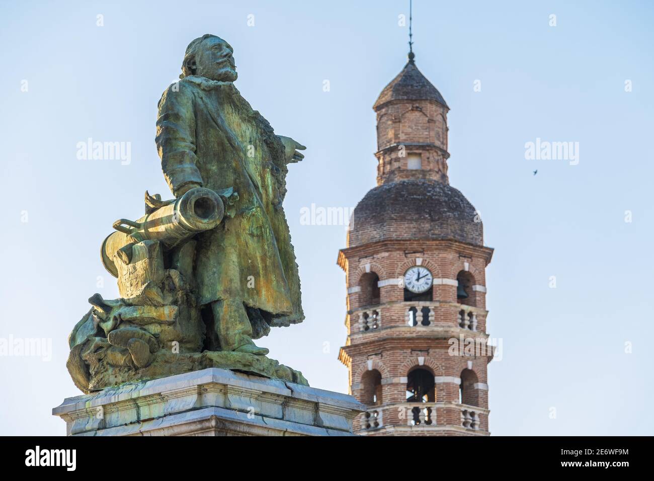 France, Lot, Cahors sur la via Podiensis, l'un des itinéraires de pèlerinage à Saint-Jacques-de-Compostelle ou GR 65 (site classé au patrimoine mondial de l'UNESCO), clocher de l'ancien collège jésuite, maintenant lycée Gambetta et statue Gambetta sur la place Fran?ois Mitterrand Banque D'Images
