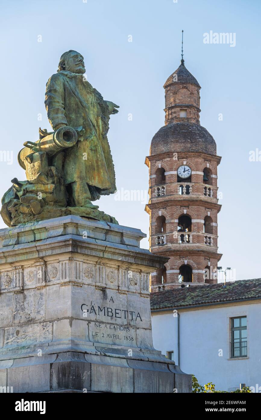 France, Lot, Cahors sur la via Podiensis, l'un des itinéraires de pèlerinage à Saint-Jacques-de-Compostelle ou GR 65 (site classé au patrimoine mondial de l'UNESCO), clocher de l'ancien collège jésuite, maintenant lycée Gambetta et statue Gambetta sur la place Fran?ois Mitterrand Banque D'Images