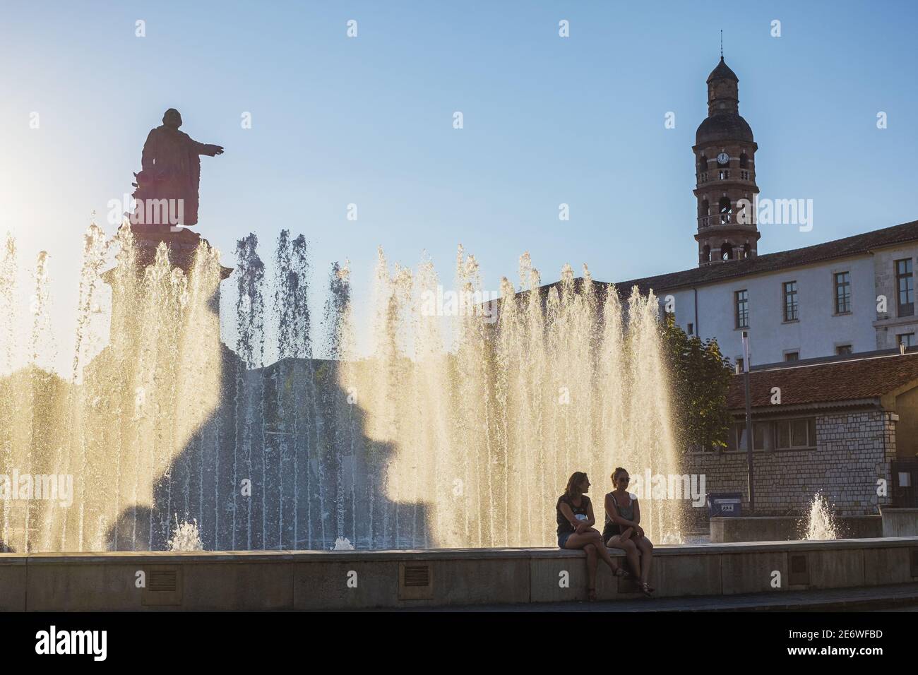 France, Lot, Cahors sur la via Podiensis, l'un des itinéraires de pèlerinage à Saint-Jacques-de-Compostelle ou GR 65 (site classé au patrimoine mondial de l'UNESCO), clocher de l'ancien collège jésuite et statue de Gambetta sur la place Fran?ois Mitterrand Banque D'Images