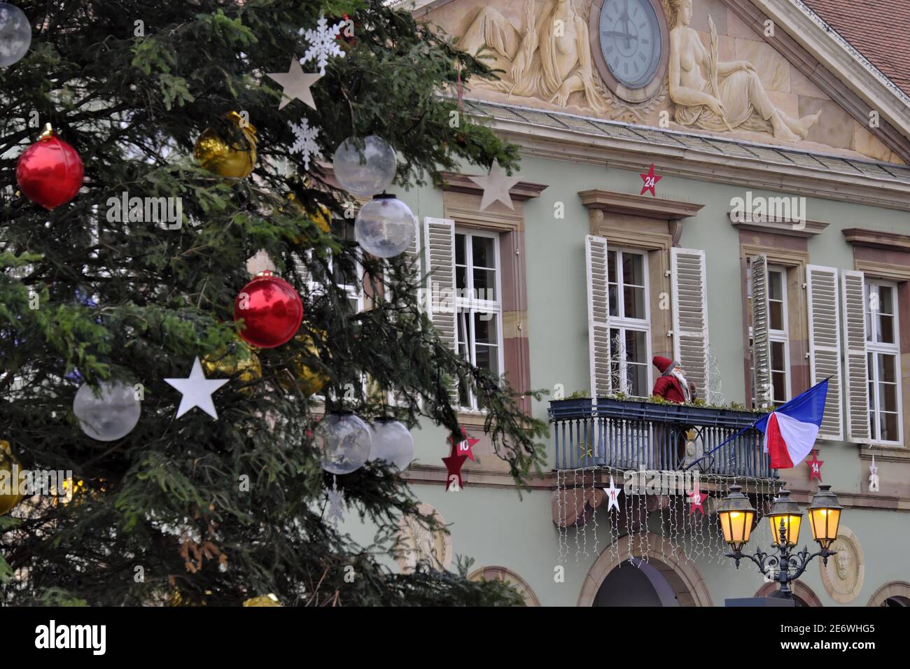 France, Bas Rhin, Molsheim, place de l Hôtel de ville, hôtel de ville, sapin  de Noël, décorations de Noël Photo Stock - Alamy