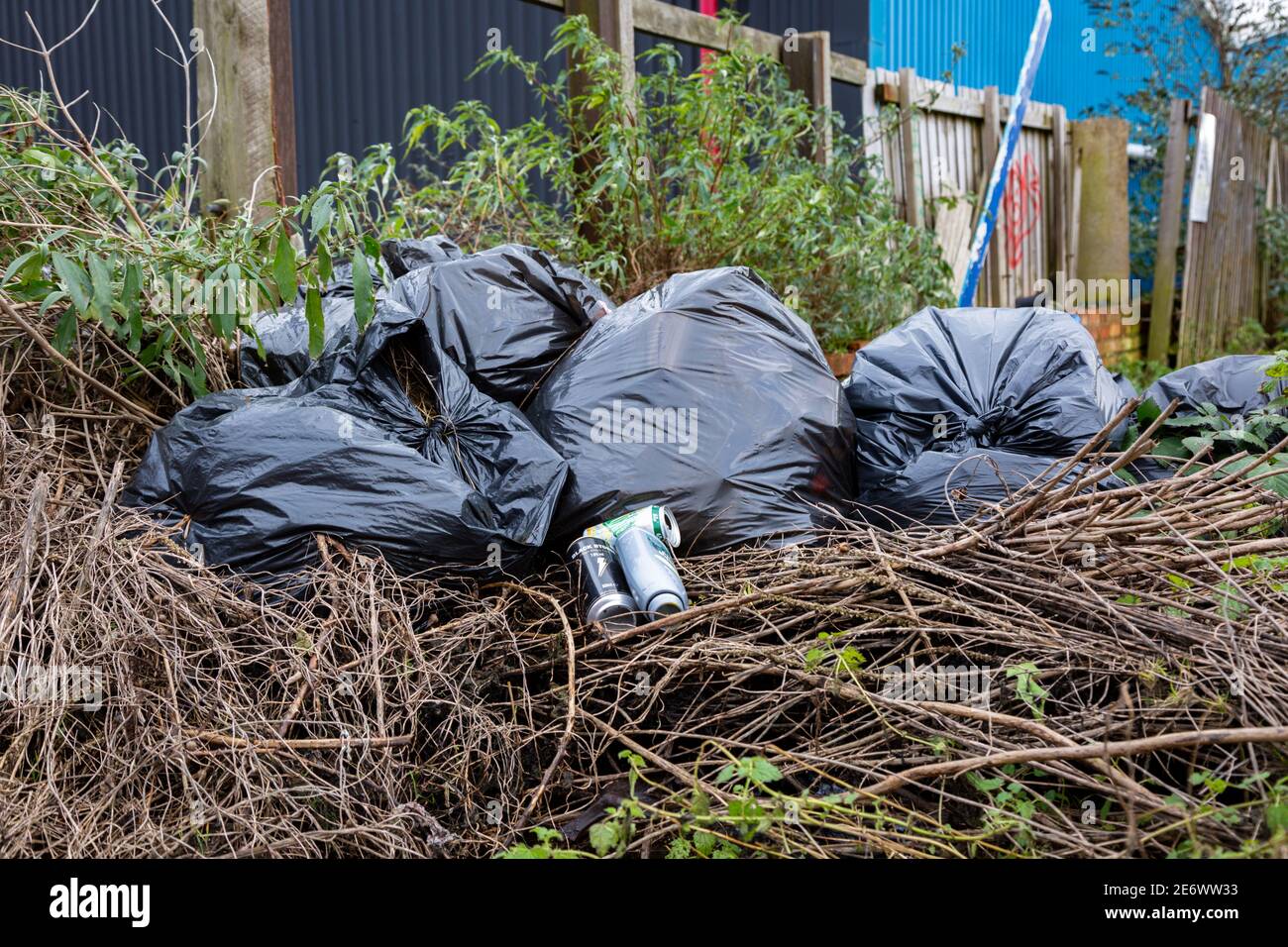 Sacs de déchets jetés sur les terres désertiques urbaines, au Royaume-Uni Banque D'Images