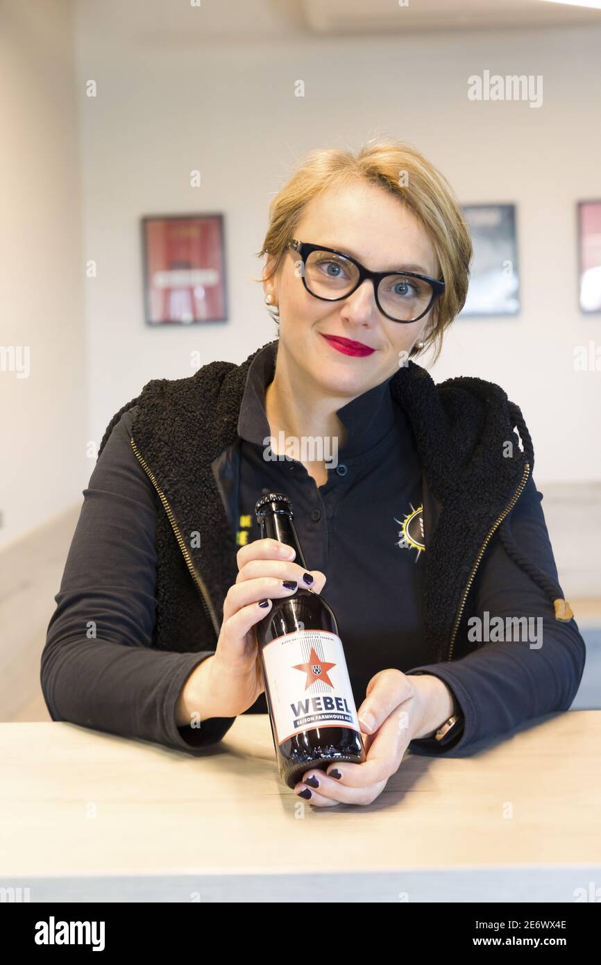 France, Indre et Loire, vallée de la Loire classée au patrimoine mondial par l'UNESCO, Tauxigny, Node Park, brasserie de l'Aurore, Emmanuel Alfaia et Christelle Richard ont créé l'une des premières brasseries artisanales de Touraine en 2009, en 2020, ils investissent un nouveau site de production de près de 1000m2, Christelle Richard a repris les anciennes marques de la brasserie Touraine qui a disparu en 1970 Webel-Saint-?loi Banque D'Images