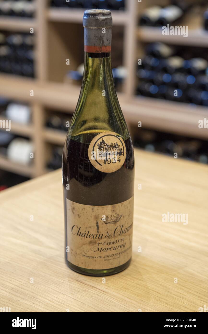 France, Saône et Loire, Mercurey, magasin de vins privé du domaine Château de Chamirey, la plus ancienne bouteille de 1934, premier grand cru Mercurey Banque D'Images