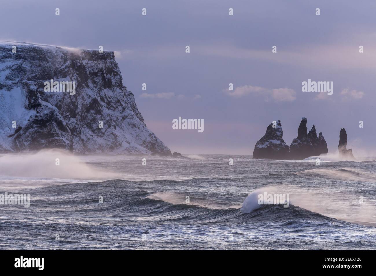 L'Islande, Sudurland, plage Reynisfjara qui jouit et les aiguilles de Vik Banque D'Images