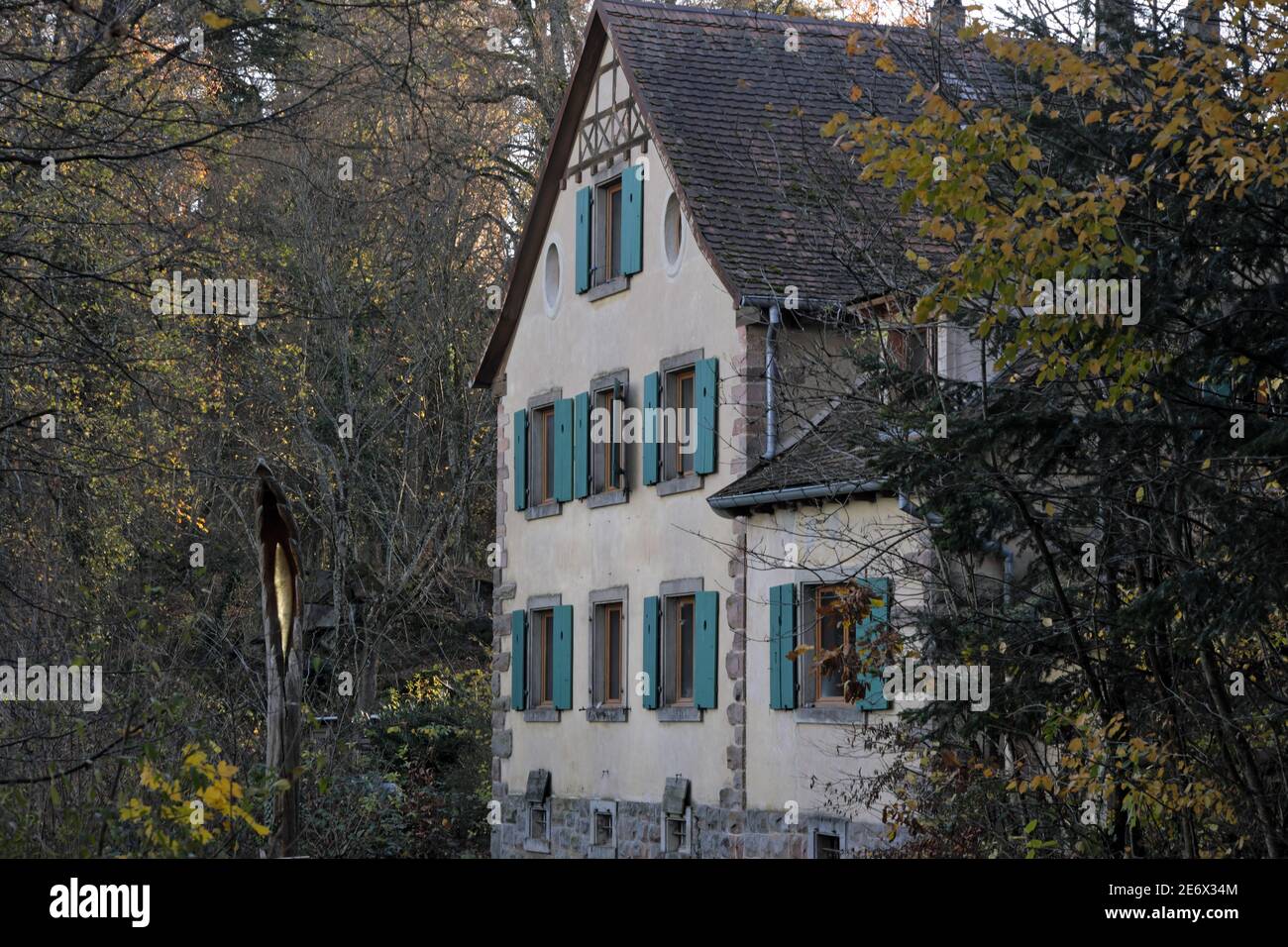 France, Bas Rhin, Heiligenstein, forêt, la Maison forestière de Willerhof,  vers le château de Landsberg Photo Stock - Alamy