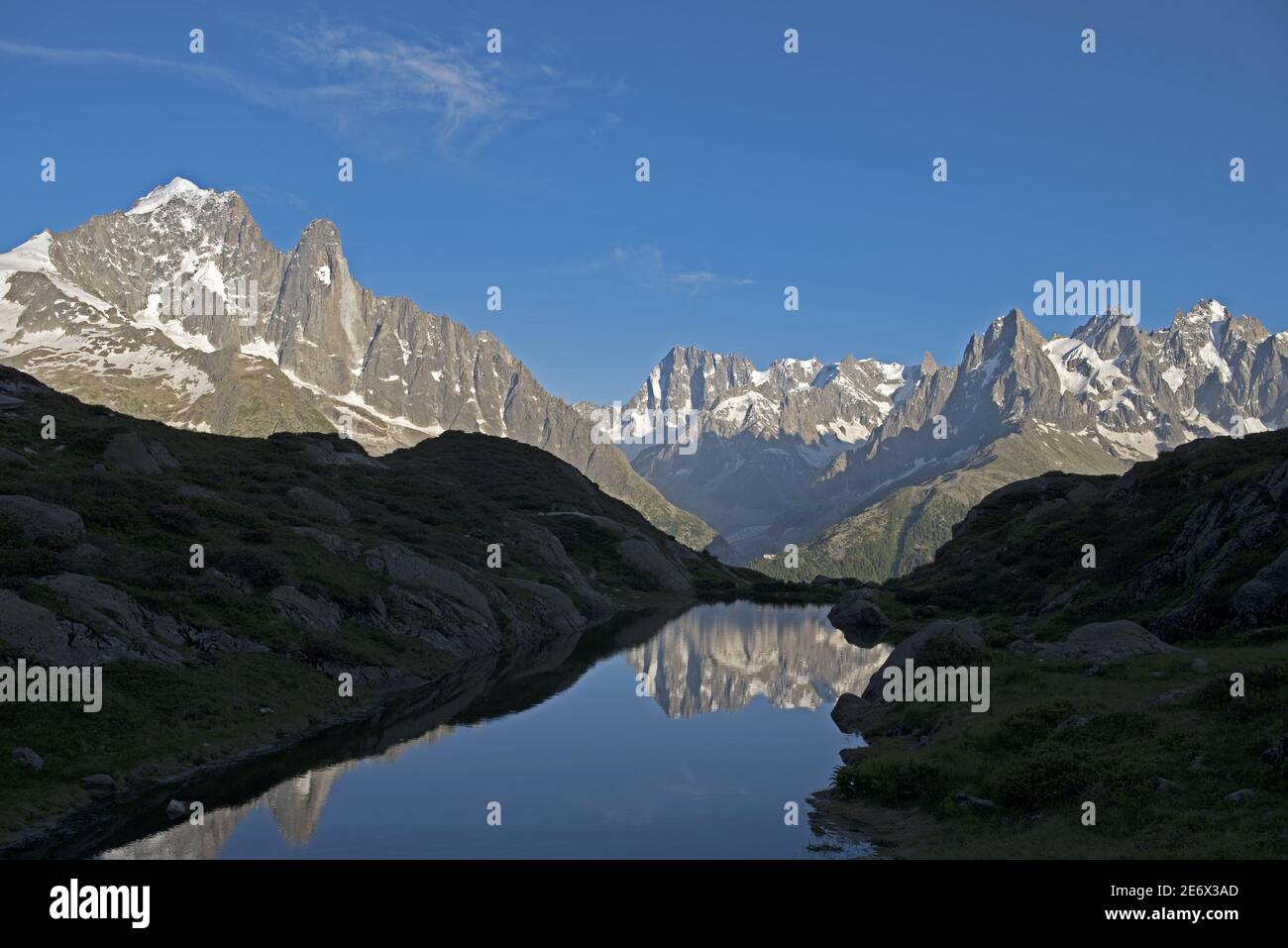 France, haute Savoie, Alpes, aiguille verte (3842 m à gauche), grandes Jorasses (4208 m midden) se reflétant dans un lac et aiguilles de Chamonix (à droite) Banque D'Images