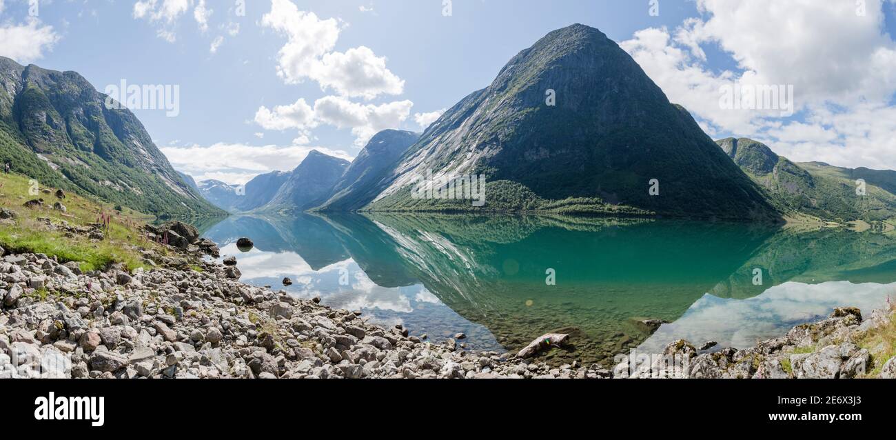 Panorama du lac Jolstravatnet près du parc national de Jostedalsbreen en Norvège Banque D'Images