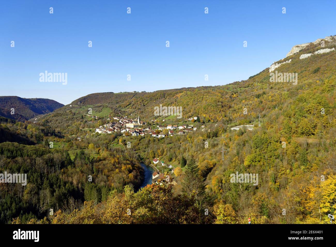 France, Doubs, Mouthier haute Pierre, vue sur la vallée de la Loue, le village de Mouthier haute Pierre et Roche de Hautepierre (rocher de Hautepierre) Banque D'Images