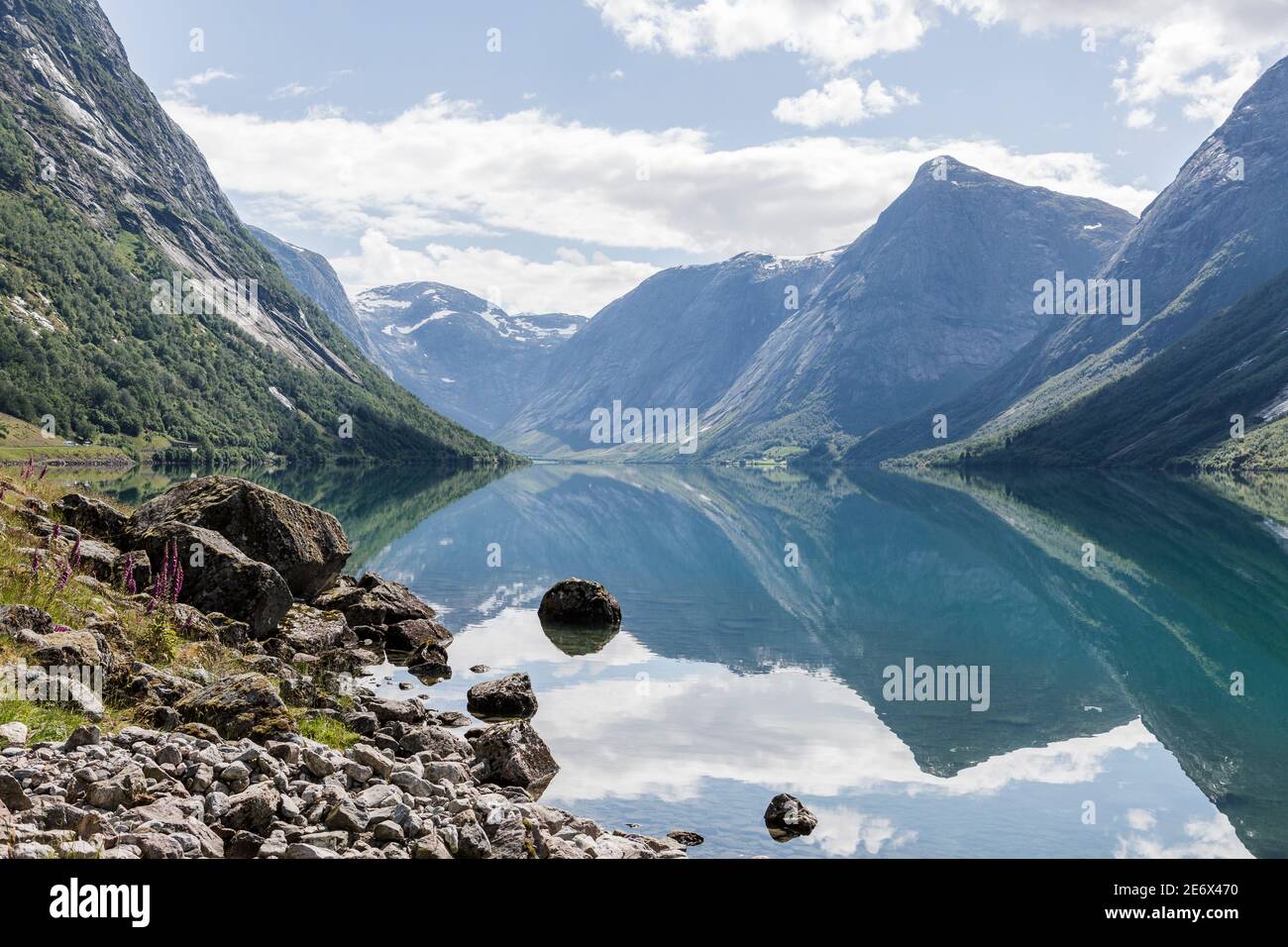 Lac Jolstravatnet près du parc national de Jostedalsbreen en Norvège Banque D'Images