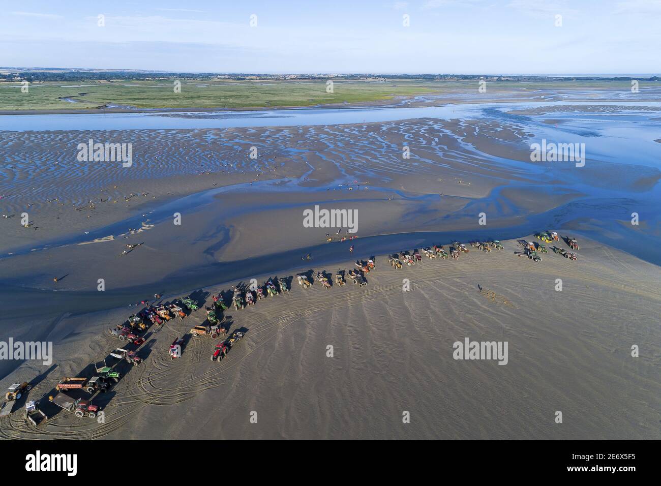 France, somme, Baie de somme, tracteurs de pêcheurs de la coque au lever du soleil sur le banc de sable à marée basse (vue aérienne) Banque D'Images