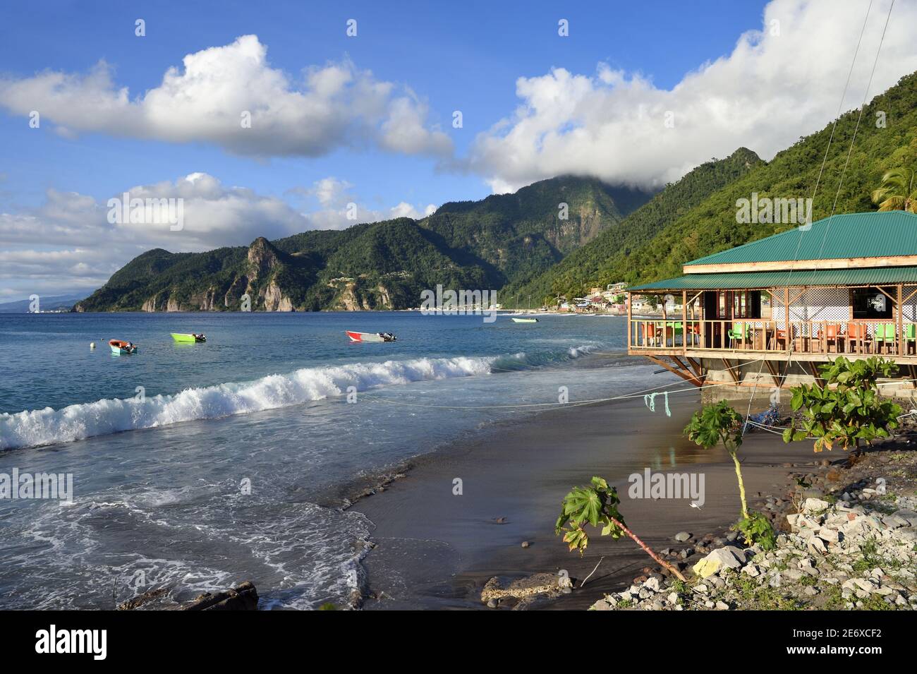 Caraïbes, Dominique Island, Soufri?re Bay, le village de Scotts Head et Soufri?re en arrière-plan Banque D'Images