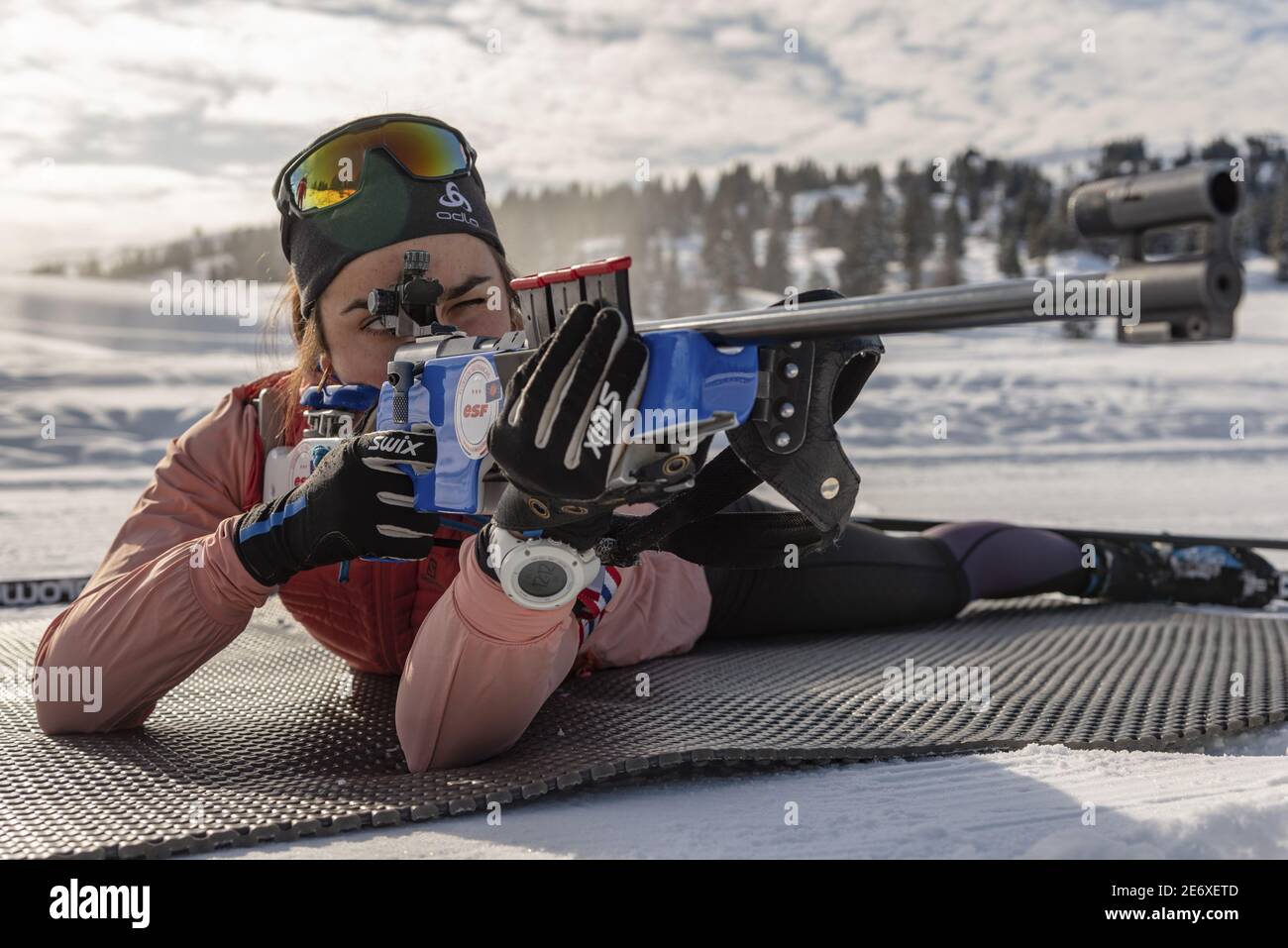 France, Savoie, massif de Beaufortain la station du Col des Saisies, entraînement de biathlon sur le champ de tir nordique, tir en position ventrale Banque D'Images