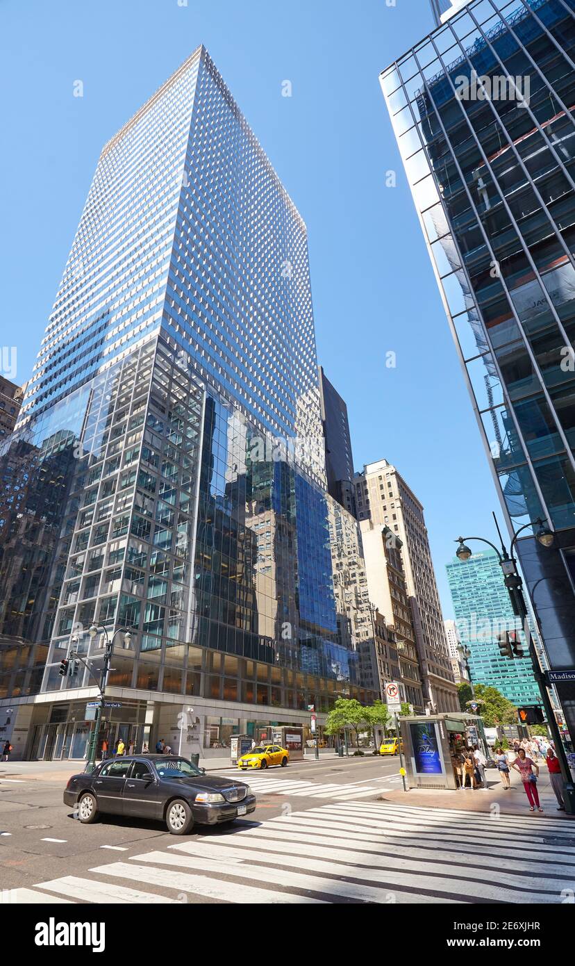 New York, États-Unis - 30 juin 2018 : intersection de Madison Avenue et East 42th Street par une belle journée d'été. Banque D'Images