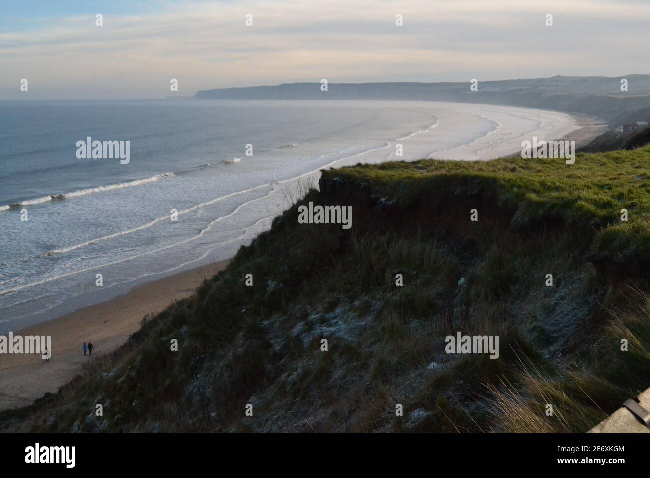 Vue sur la mer du Nord et les falaises Primrose Valley - Sunny Winters Jour - givre de sol - érosion de falaise côtière - Filey Bay vers Flamborough - Yorkshire - Royaume-Uni Banque D'Images