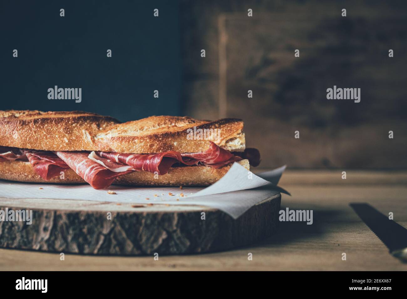 Plan horizontal d'une baguette de pain remplie de jamón ibérico ou jambon ibérique Banque D'Images