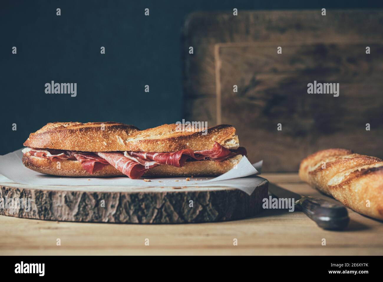 Plan horizontal d'une baguette de pain remplie de jamón ibérico ou jambon ibérique Banque D'Images