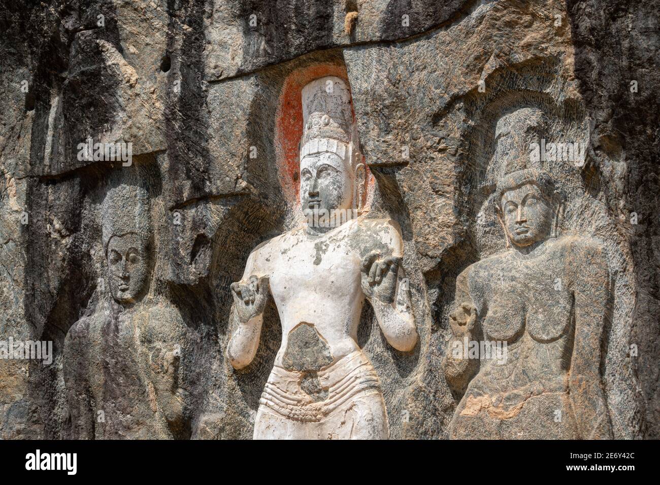 Figure mythologique bouddhiste - la Bodhisattva Avalokitesvara dans le temple bouddhiste Buduruwagala à Wellawaya, les sept statues gigantesques remontent au 10ème Banque D'Images