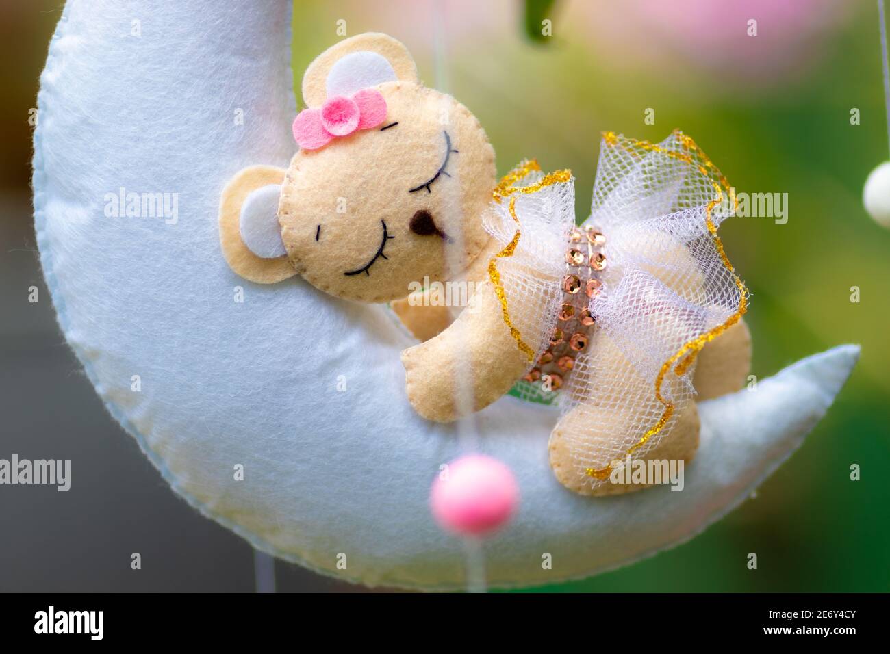 Berceau Mobile De Reve Ferme Pend Au Dessus Du Lit De Bebe Joli Ours Dormant Sur La Lune Peluche Feutre Faite A La Main Jouet Pour Bebes Nouveau Nes Photo Stock Alamy