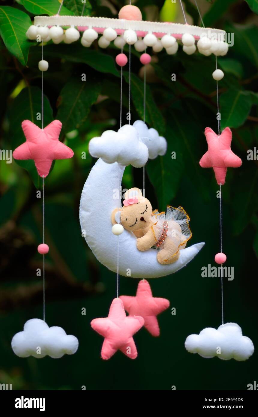 Berceau mobile de rêve ferme, pend au-dessus du lit de bébé, joli ours dormant sur la lune, peluche feutre faite à la main jouet pour bébés nouveau-nés. Banque D'Images