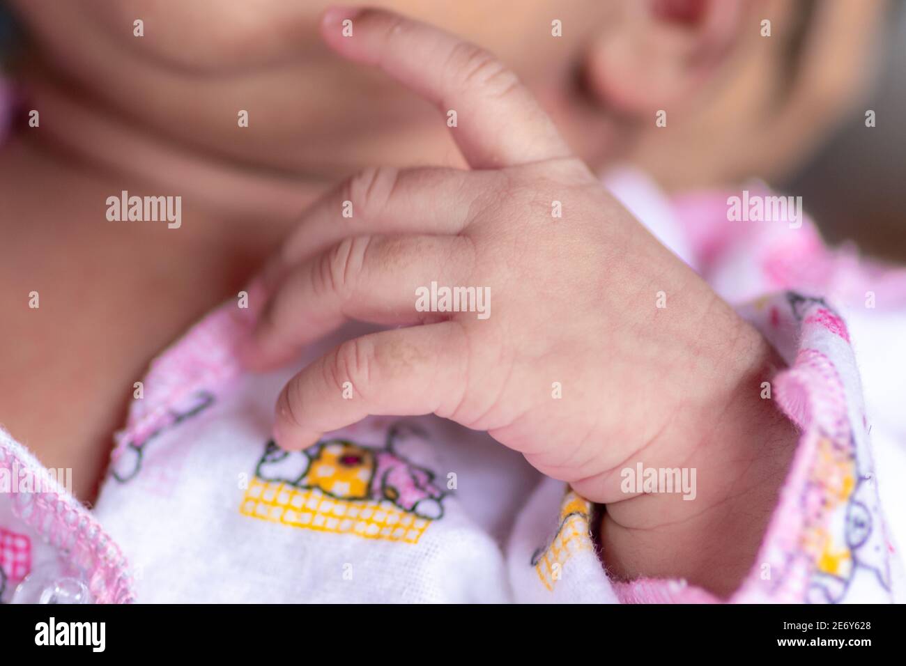 Adorable Adorable Petite Fille Main Et Doigts Gros Plan Macro Photographie Ses Veines Aussi Visibles Comme Elle N A Que Trois Semaines De Bebe Habillee De Beauffu Photo Stock Alamy
