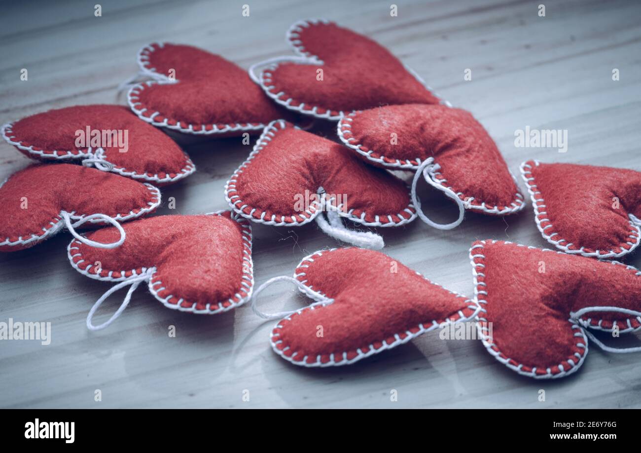 Collection de nombreuses formes de coeur, articles de cadeau faits à la main, matériaux de feutre cousus, et soufflé. Concept de la Saint-Valentin. Banque D'Images