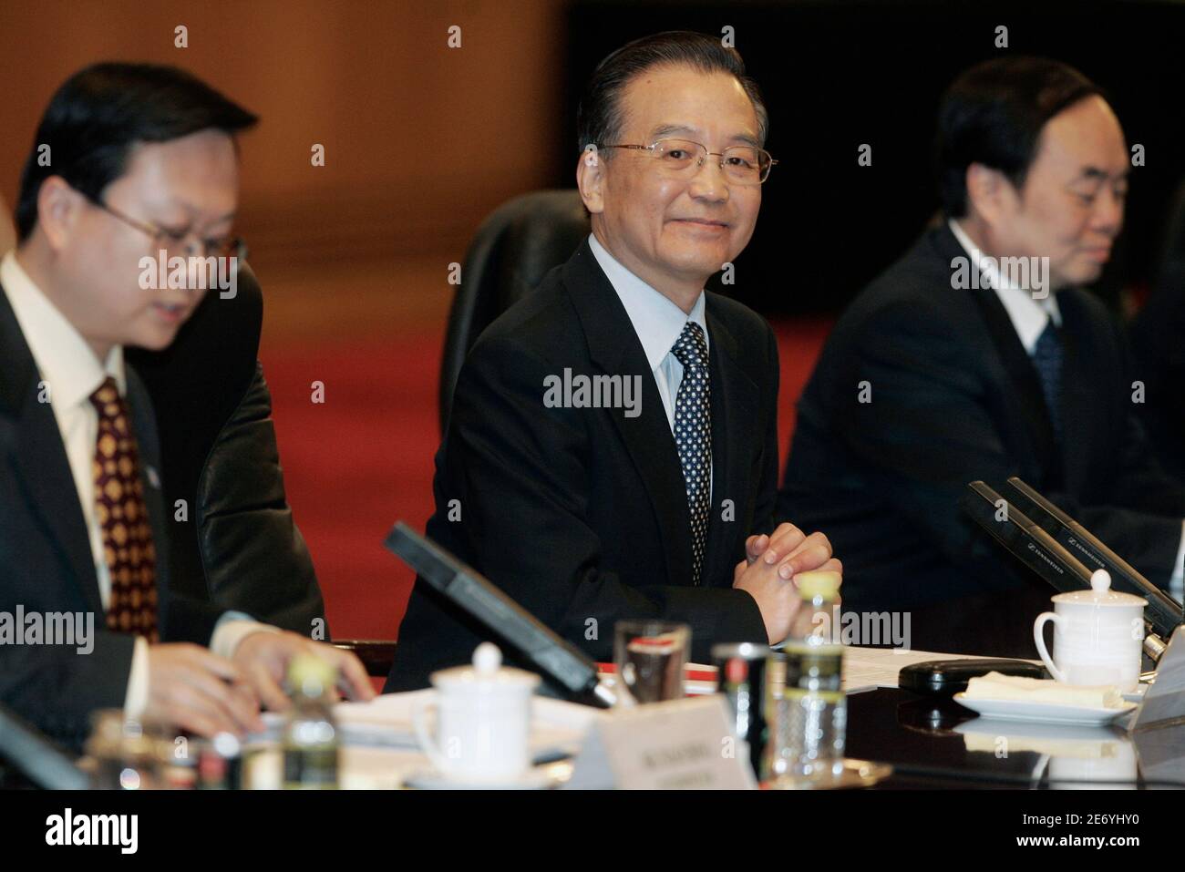 Le Premier ministre chinois Wen Jiabao (C) siège avec des responsables chinois non identifiés lors de discussions avec le Premier ministre portugais José Socrates au Grand Hall du peuple de Beijing, le 31 janvier 2007. REUTERS/Michael Reynolds/Pool (CHINE) Banque D'Images