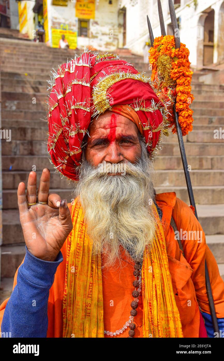 Homme Saint avec trident, Sadhu, Varanasi, Inde Banque D'Images