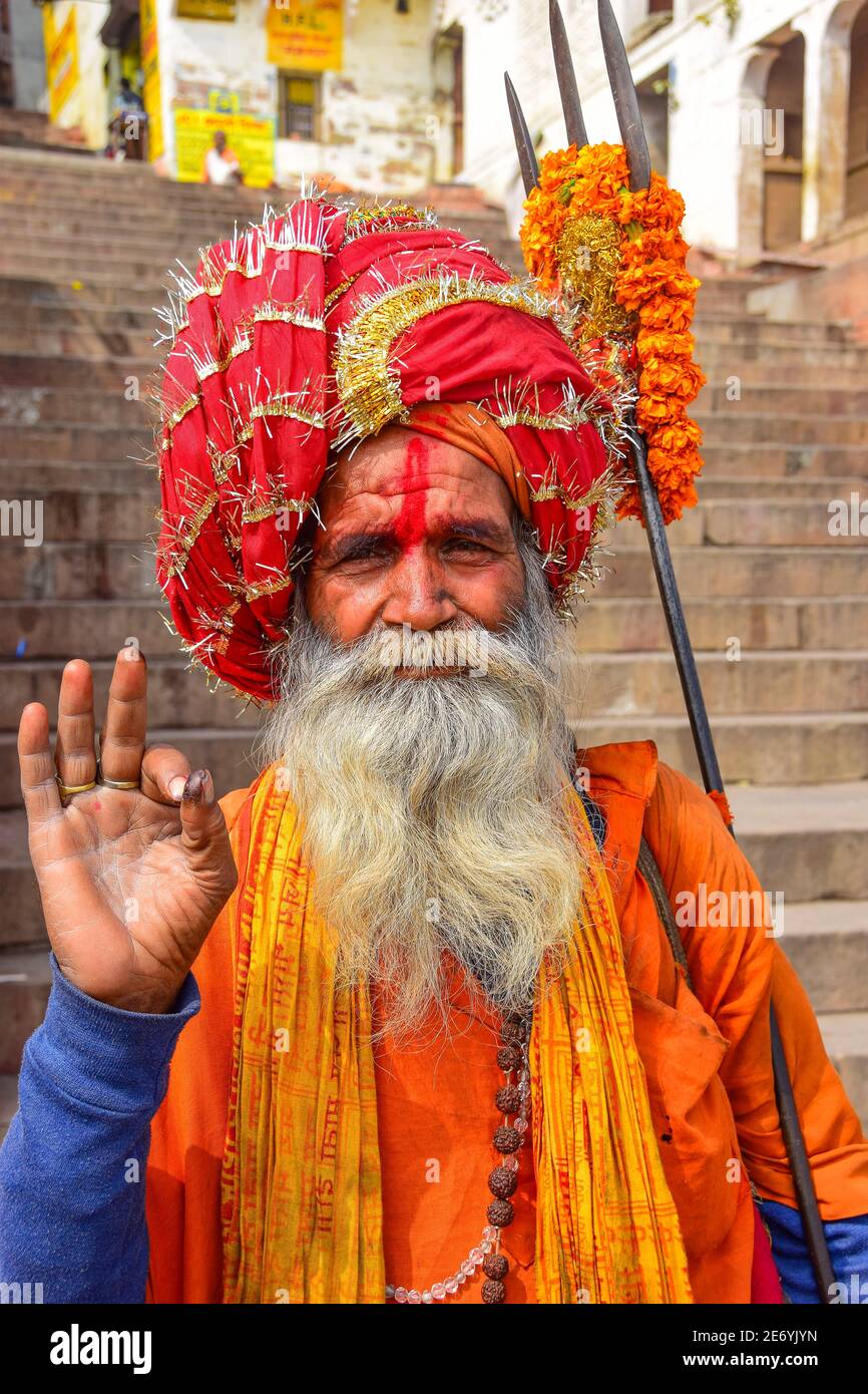 Homme Saint avec trident, Sadhu, Varanasi, Inde Banque D'Images