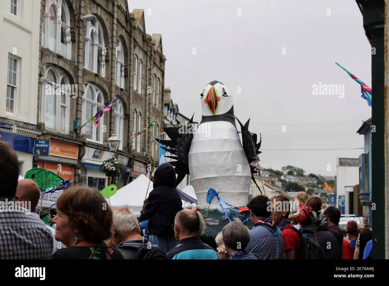 Une marionnette passe devant la foule en regardant le 2019 Défilé de jour Mazey à Penzance dans le cadre du festival Golowan Banque D'Images