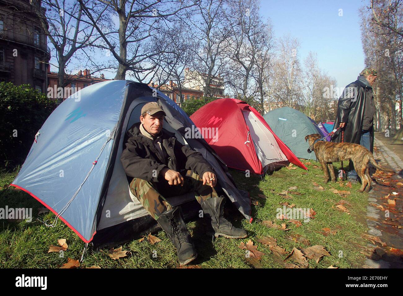 Pascal, un sans-abri français dans une tente installée par l'association  française: 'Les enfants de Don Quichotte', sur une place de Toulouse pour  sans-abri le 3 janvier 2007. Photo de Manuel Blondeau/ABACAPRESS.COM Photo