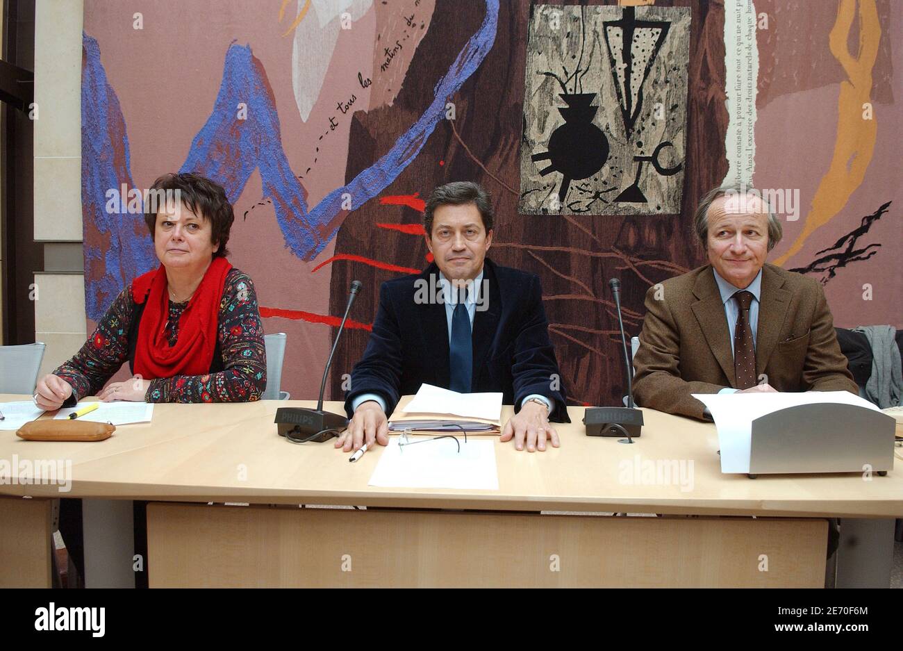 EXCLUSIF. Les députés français (l à r) Christine Boutin, Lionnel Luca et Georges Fenech sont au Parlement pour rencontrer l'ONG française « les enfants de Don Quichotte », à Paris, en France, le 04 janvier 2007. Cette organisation a installé des tentes le long du canal Saint-Martin à Paris, le 17 décembre dernier, pour attirer l'attention sur la nécessité de solutions d'hébergement à long terme pour les sans-abri de la ville. Photo de Jules Motte/ABACAPRESS.COM Banque D'Images