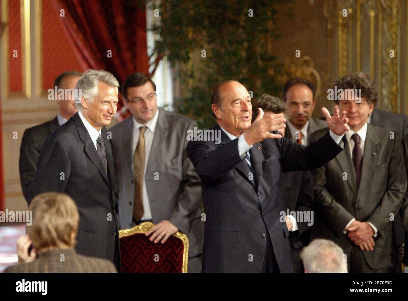 Le 4 janvier 2007, le Premier ministre Dominique de Villepin, le ministre des Sports Jean-François Lamour, le président Jacques Chirac, le ministre du Budget Jean-Francos Cope et le ministre de l'Economie Thierry Breton à l'Elysée à Paris. Au cours de la cérémonie, le président Jacques Chirac a présenté ses voeux du nouvel an aux syndicats, aux associations et aux représentants des entreprises. Photo de Bernard Bisson/ABACAPRESS.COM Banque D'Images