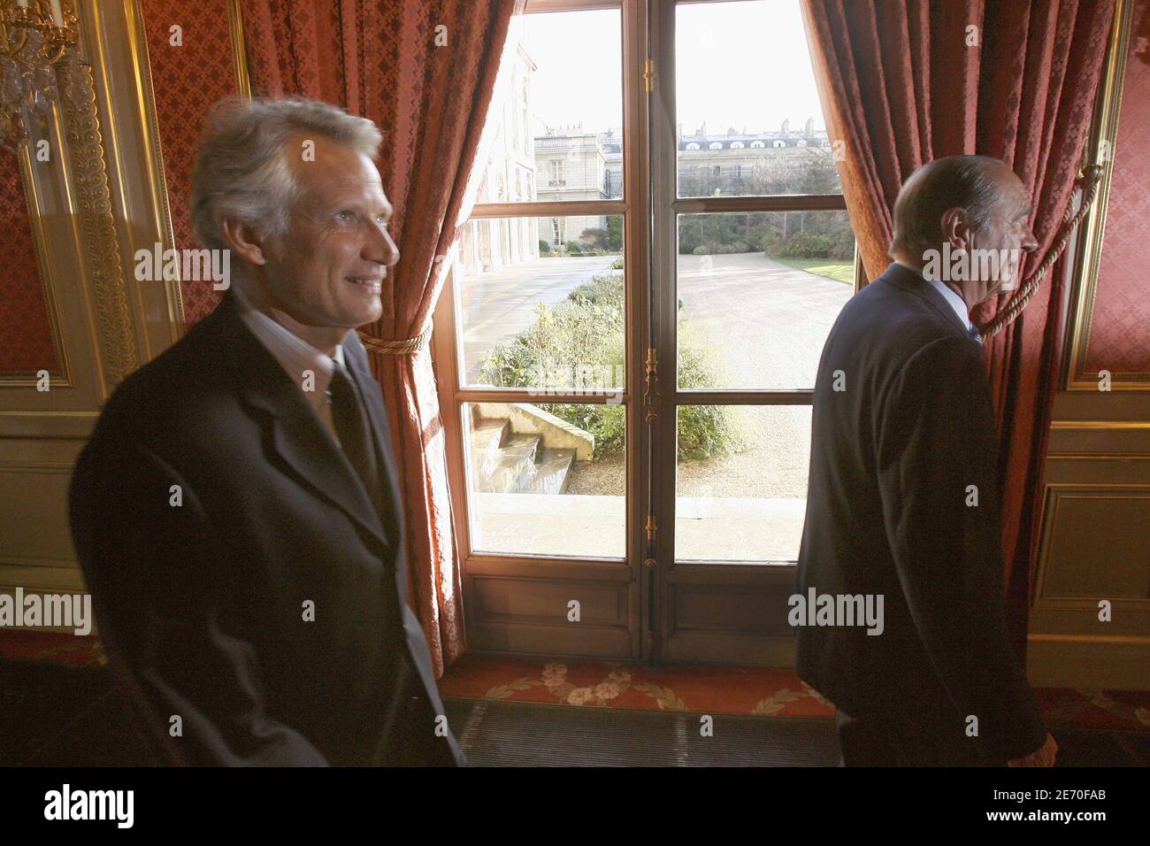 Le Premier ministre Dominique de Villepin et le président Jacques Chirac arrivent à l'Elysée à Paris, en France, le 4 janvier 2007. Au cours de la cérémonie, le président Jacques Chirac a présenté ses voeux du nouvel an aux syndicats, aux associations et aux représentants des entreprises. Photo de Bernard Bisson/ABACAPRESS.COM Banque D'Images