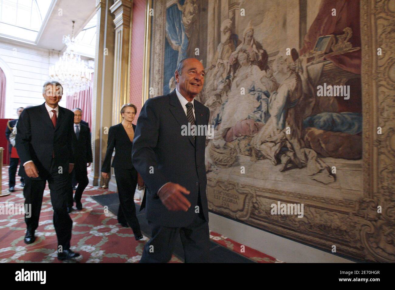 Le Président Jacques Chirac a flanqué le Premier ministre Dominique de Villepin et la ministre de la Défense Michele Alliot-Marie, avant son discours lors de la cérémonie de salut du nouvel an aux armées françaises, qui s'est tenue à l'Elysée à Paris, en France, le 8 janvier 2007. Photo de Bernard Bisson/ABACAPRESS.COM Banque D'Images