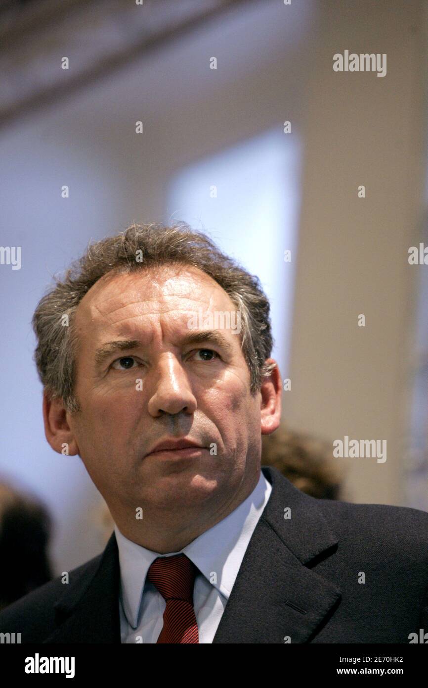 UDF (Union pour la démocratie française) Président et candidat à l'élection présidentielle de l'année prochaine François Bayrou présente son site consacré à sa campagne présidentielle, à Paris, France, le 8 janvier 2007. Photo de Corentin Fohlen/ABACAPRESS.COM Banque D'Images