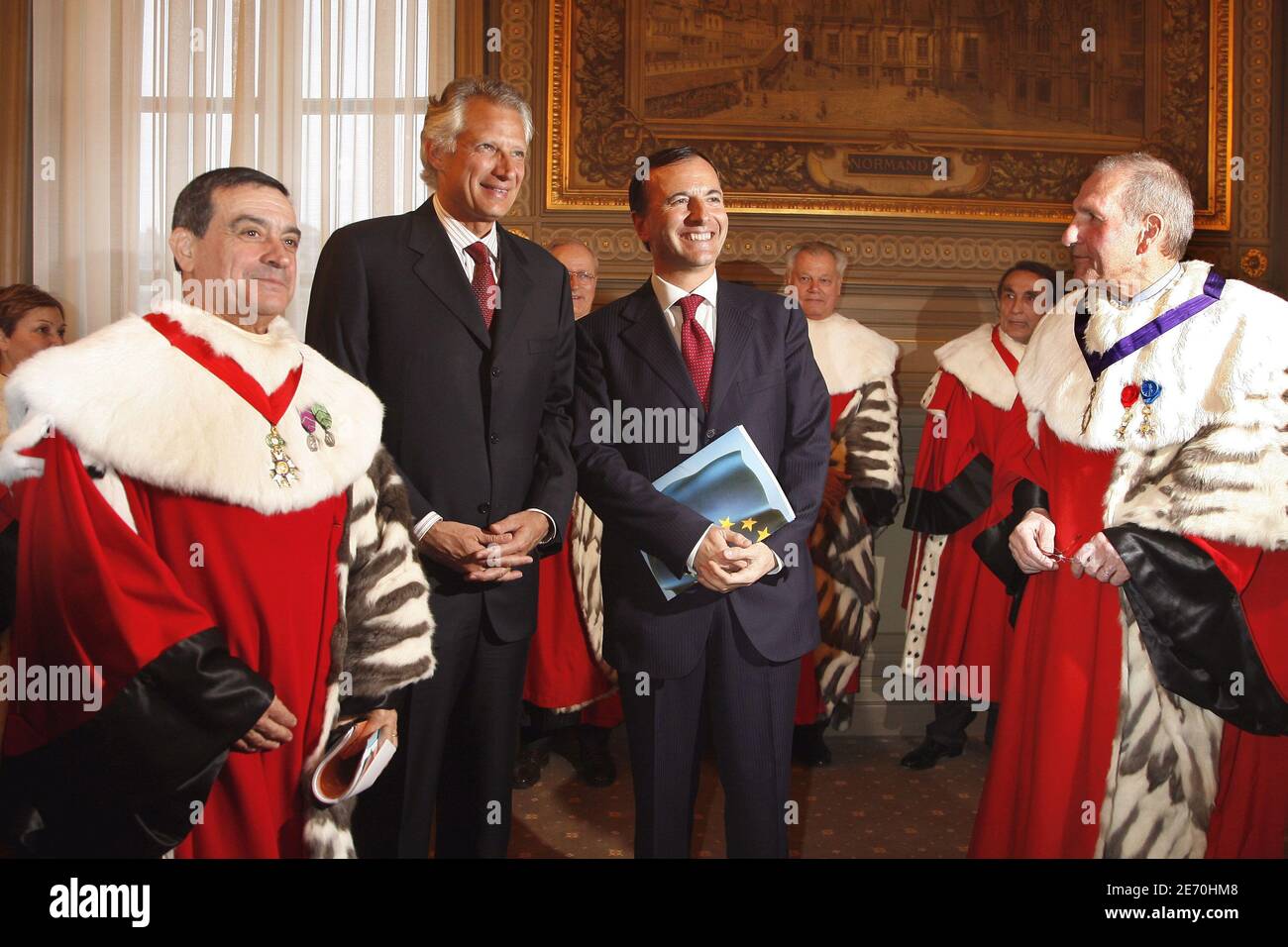 Procureur général la cour de cassation de Paris Jean-Louis Nadal, Premier ministre Dominique de Villepin et M. Guy Canivet, Premier président de la cour de cassation assistent à la cérémonie des procureurs français réunis avant la traditionnelle cérémonie du nouvel an qui rouvre la cour de cassation, La plus haute instance judiciaire du pays, à Paris, en France, le 8 janvier 2007. Photo de Thierry Orban/ABACAPRESS.COM Banque D'Images