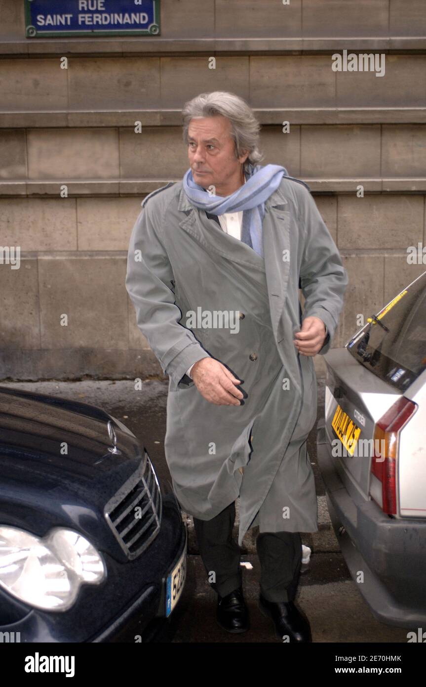 L'acteur français Alain Delon assiste aux funérailles de l'agent français Anita Benoist à l'église Saint-Ferdinand à Paris, le 8 janvier 2007. Photo de Giancarlo Gorassini/ABACAPRESS.COM Banque D'Images