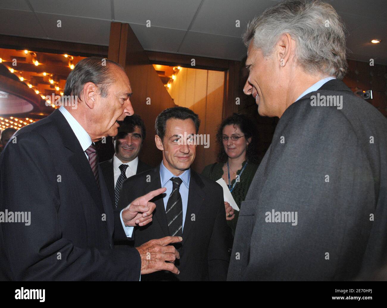 Le président français Jacques Chirac s'entretient avec le Premier ministre Dominique de Villepin et le ministre de l'intérieur Nicolas Sarkozy après avoir adosé ses « 2007 meilleurs voeux » aux travailleurs des services publics de la préfecture de Seine-Saint-Denis à Saint-Denis, près de Paris, en France, le 9 janvier 2007. Photo de Nicolas Khayat/ABACAPRESS.COM Banque D'Images