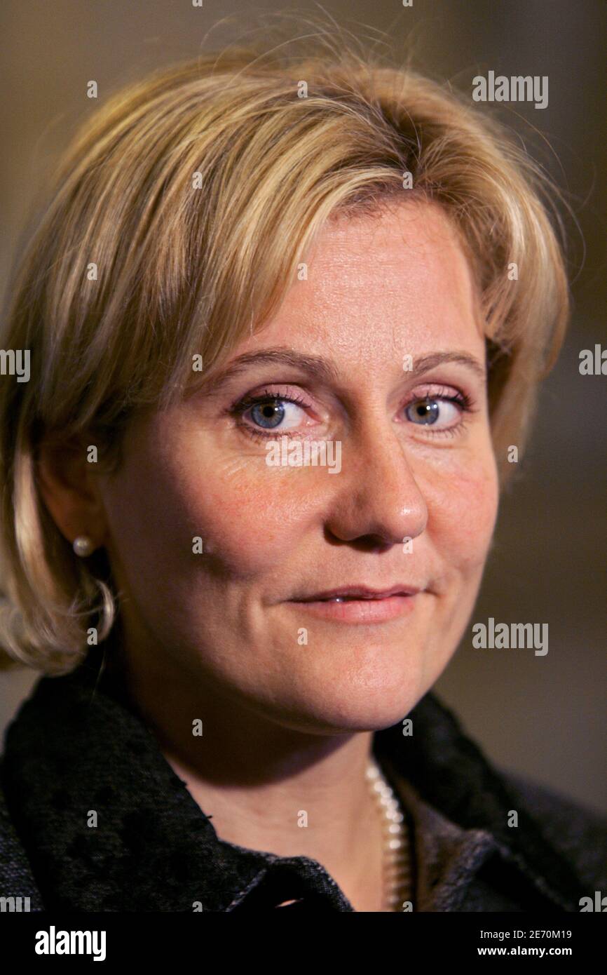 Nadine Morano participe à l'heure des questions à l'Assemblée nationale à Paris, en France, le 10 janvier 2007. Photo de Mehdi Taamallah/ABACAPRESS.COM Banque D'Images