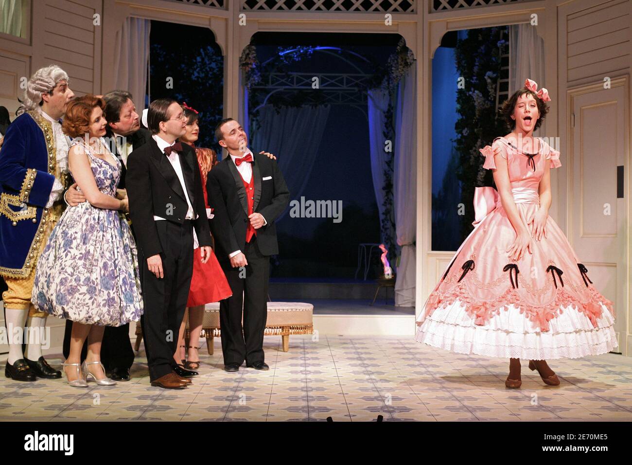 L'actrice française Sara Giraaudeau (fille des acteurs français Bernard Giraaudeau et Anny Duperey) et les acteurs jouent dans la pièce de Patrick Haudoeur « la Valse des Pingouins » au Théâtre des Nouveautes à Paris, France, le 10 janvier 2007. Photo de Mousse/ABACAPRESS.COM Banque D'Images