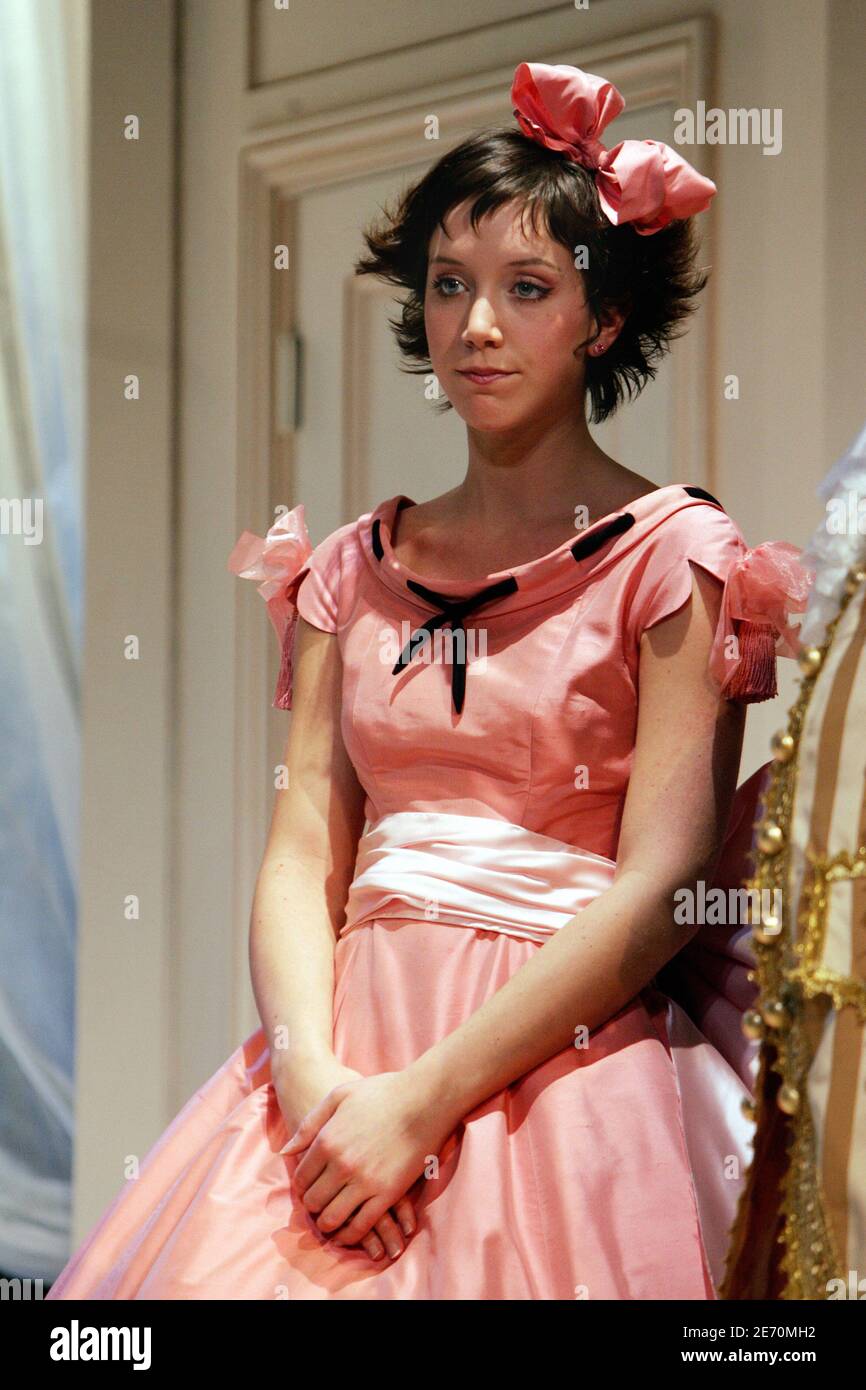 L'actrice française Sara Giraaudeau (fille des acteurs français Bernard Giraaudeau et Anny Duperey) se produit dans la pièce de Patrick Haudoeur « la Valse des Pingouins » au Théâtre des nouvelles à Paris, France, le 10 janvier 2007. Photo de Mousse/ABACAPRESS.COM Banque D'Images