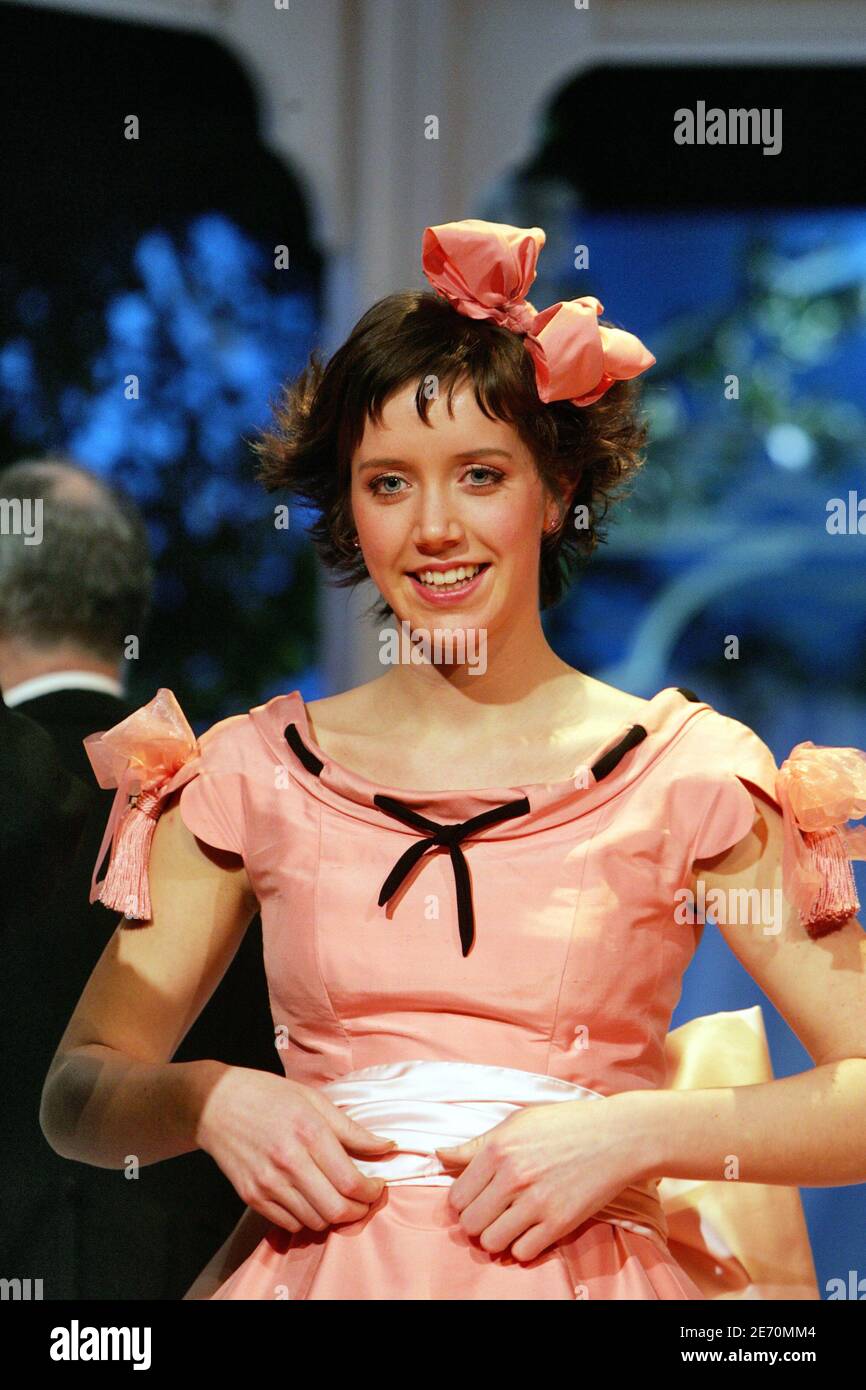 L'actrice française Sara Giraaudeau (fille des acteurs français Bernard Giraaudeau et Anny Duperey) se produit dans la pièce de Patrick Haudoeur « la Valse des Pingouins » au Théâtre des nouvelles à Paris, France, le 10 janvier 2007. Photo de Mousse/ABACAPRESS.COM Banque D'Images