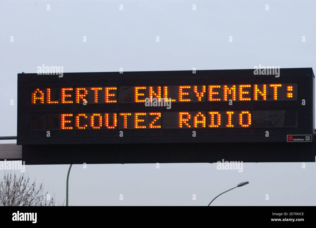 Les messages « alerte d'enlèvement » sont affichés sur le périphérique de Paris, le 11 janvier 2007. Christophe et Lucie ont enlevé par Ludovic une personne mentalement handicapée de 27 ans, le 10 janvier 2007. Ils ont été trouvés plus tard dans un centre commercial à quelques kilomètres de leur maison le lendemain. L'affaire a été résolue grâce au nouveau plan « alerte d'enlèvement » inspiré par « alerte Amber » au Texas. Photo de Jules Motte/ABACAPRESS.COM Banque D'Images