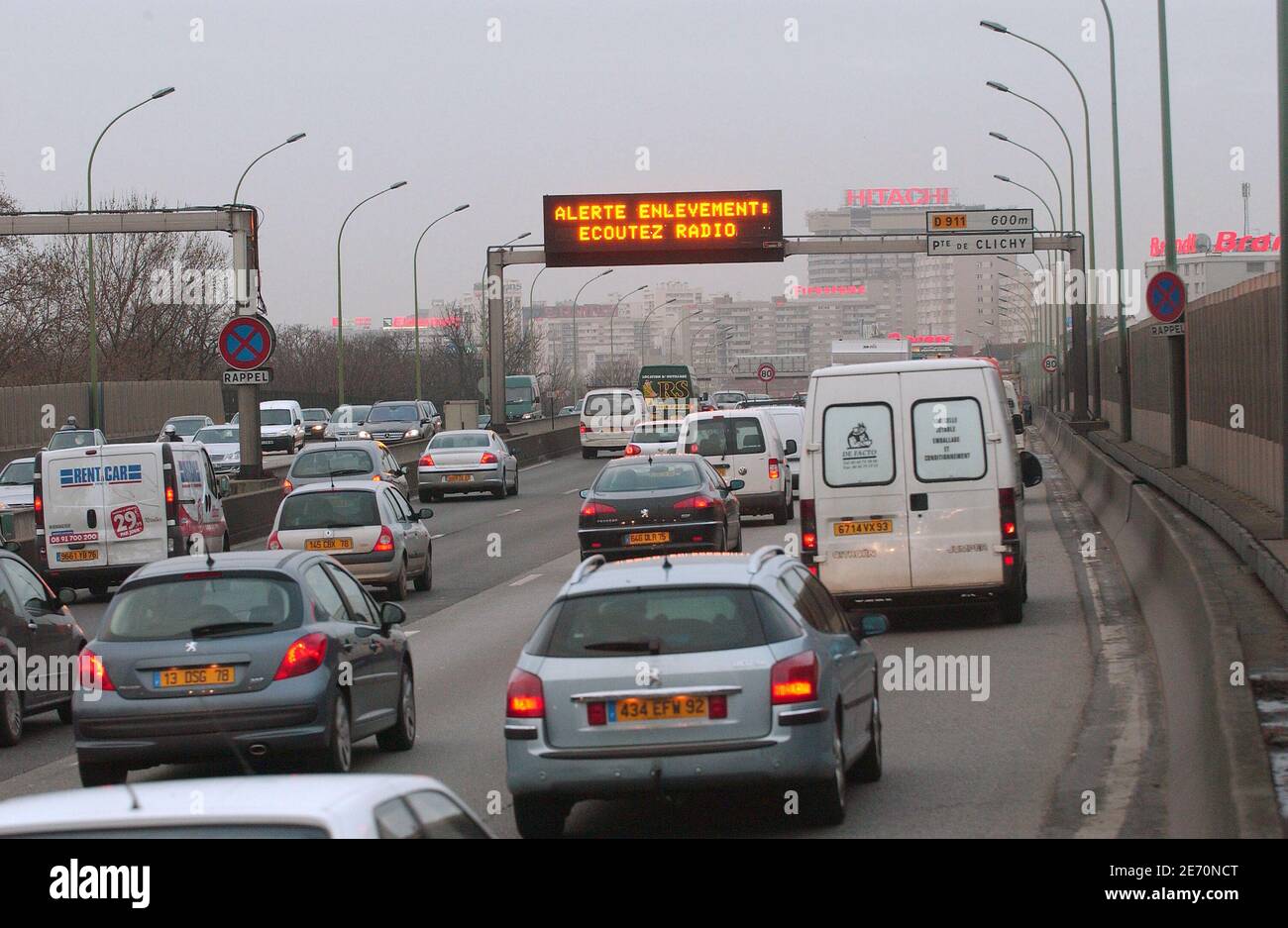 Les messages « alerte d'enlèvement » sont affichés sur le périphérique de Paris, le 11 janvier 2007. Christophe et Lucie ont enlevé par Ludovic une personne mentalement handicapée de 27 ans, le 10 janvier 2007. Ils ont été trouvés plus tard dans un centre commercial à quelques kilomètres de leur maison le lendemain. L'affaire a été résolue grâce au nouveau plan « alerte d'enlèvement » inspiré par « alerte Amber » au Texas. Photo de Jules Motte/ABACAPRESS.COM Banque D'Images