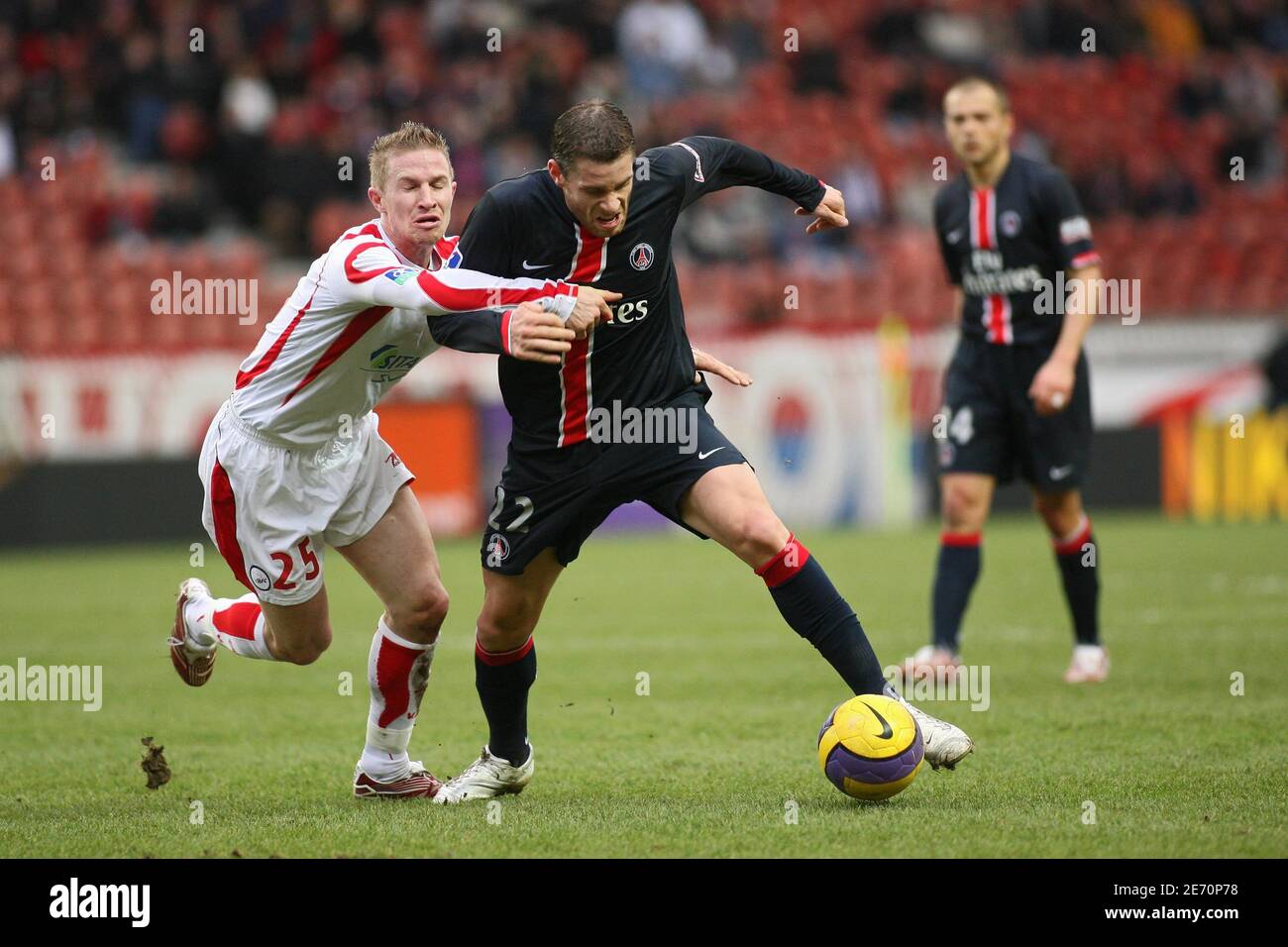 Rudy Mater de Valenciennes et Sylvain Armand du PSG se battent pour le ballon lors de la coupe française, Paris-Saint-Germain vs Valenciennes au stade du Parc des Princes à Paris, France, le 13 janvier 2007. Valenciennes a gagné 2-1. Photo de Mehdi Taamallah/Cameleon/ABACAPRESS.COM Banque D'Images