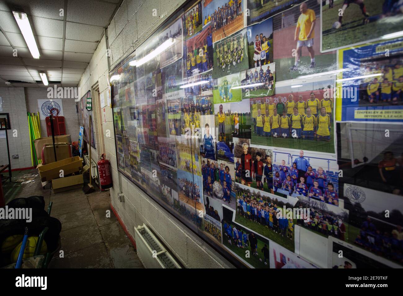 Mur de photos de l'équipe de jeunes avec Marcus Rashford à l'école de football des jeunes Fletcher Moss Rangers. L'académie où ses talents étaient reco Banque D'Images