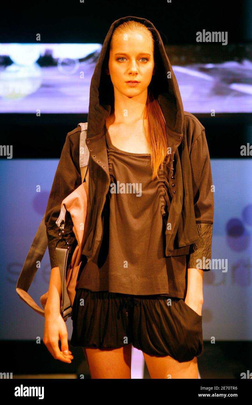 Un modèle présente une tenue créée par le designer britannique Stella  McCartney pour Adidas lors d'un défilé de mode lors de la cérémonie  d'ouverture du nouveau et plus grand magasin Adidas dans