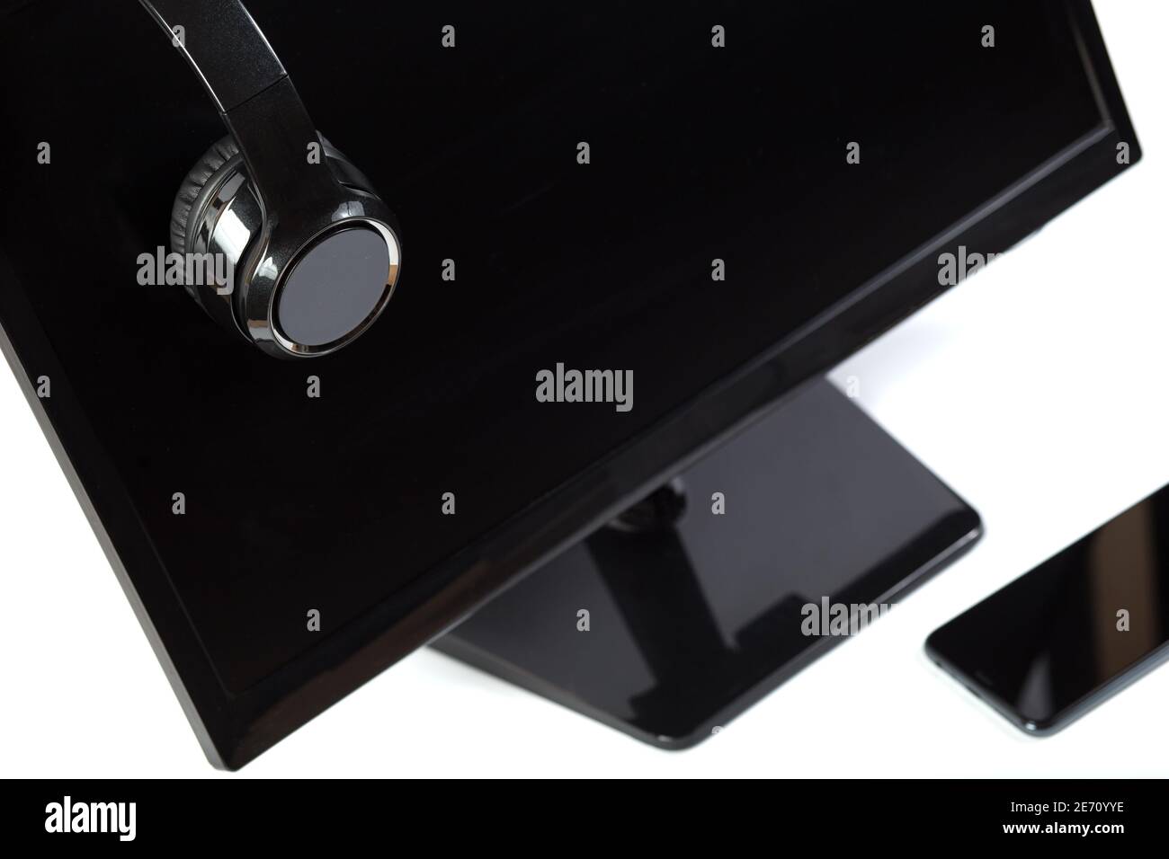 Casque de jeu noir avec moniteur de PC et smartphone isolé sur un blanc. Banque D'Images
