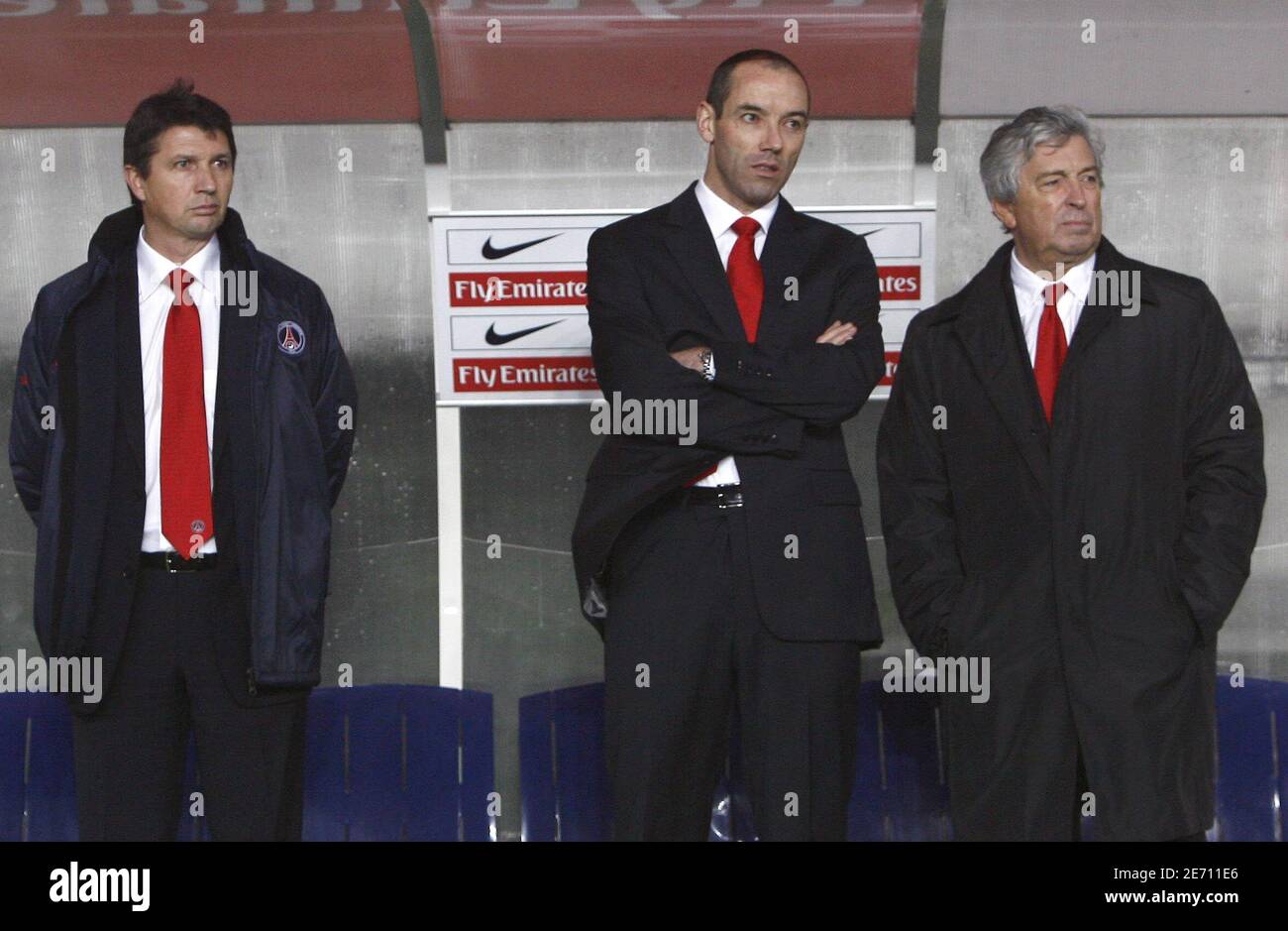 Le Manager de PSG Paul le Guen, son assistant directeur Yves Colleu et le président Alain Cayzac lors du match le match de football de la première ligue française Paris-Saint-Germain contre le FC Toulouse au Parc des Princes Stadium de Paris, France, le 17 janvier 2007. La correspondance s'est terminée par un tirage de 0-0. Photo de Christian Liewig/ABACAPRESS.COM Banque D'Images